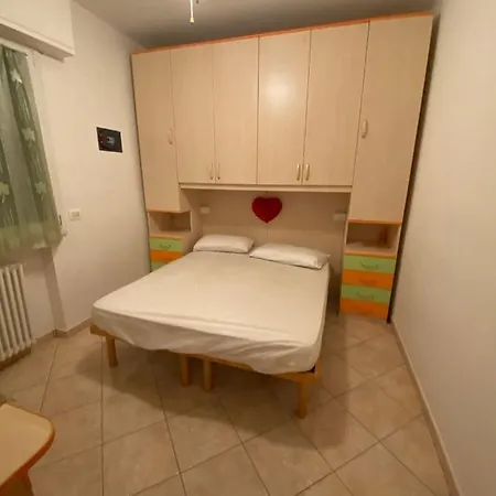 In Diverse Vie A Per Il Check In Agenzia Viale Francesco Petrarca 391 Ra *